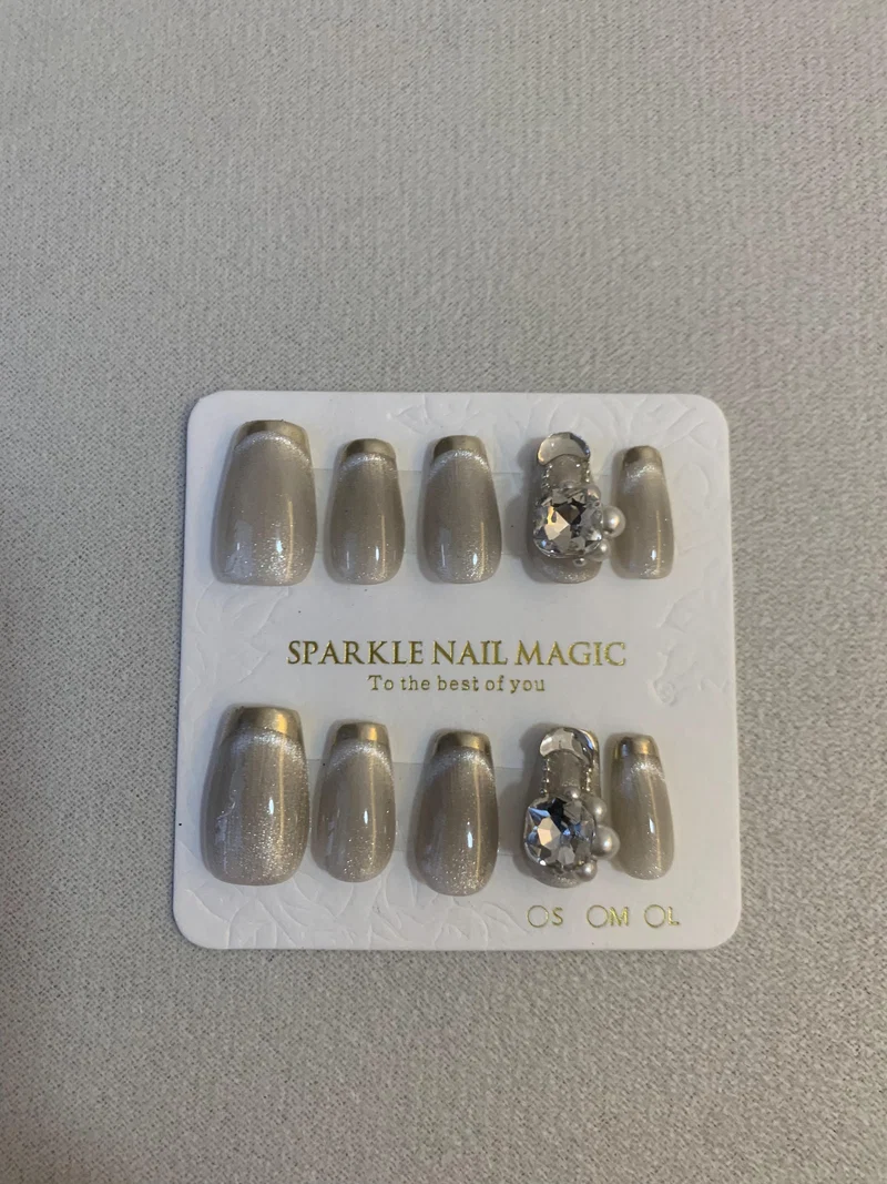 Cat-eye effect press-on nails